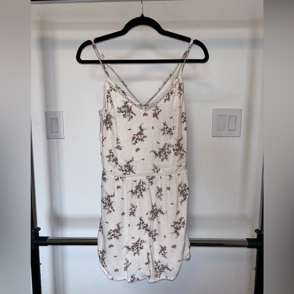 Hollister romper - tag still on - Picture 1 of 3